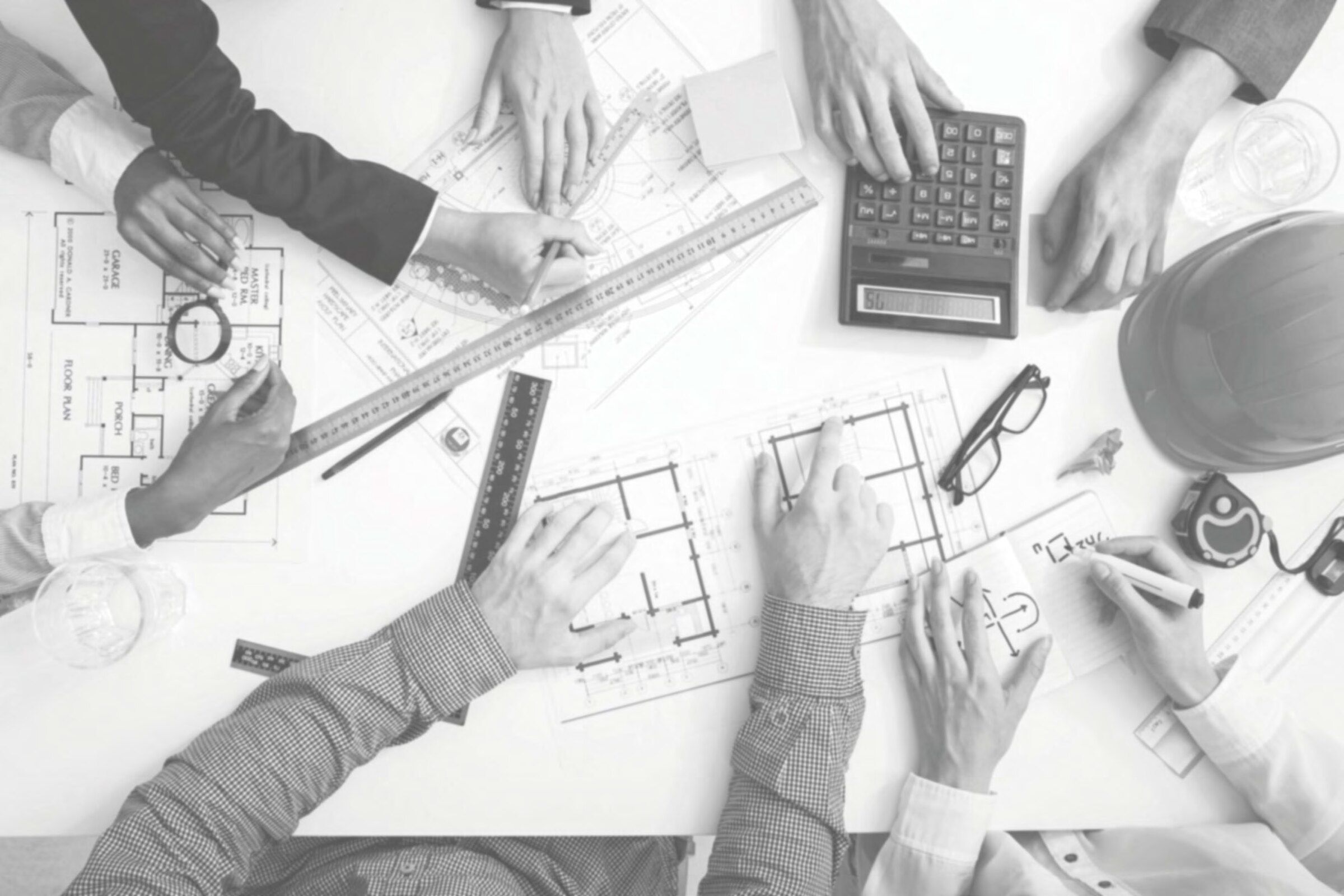 Equipo de ingeniería revisando planos