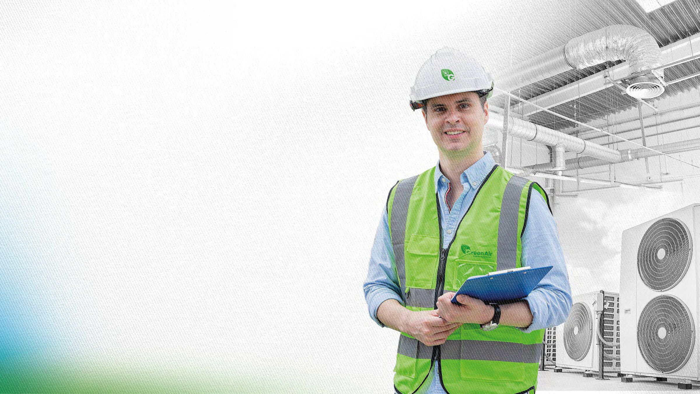 Ingeniero de GreenAir verificando una instalación
